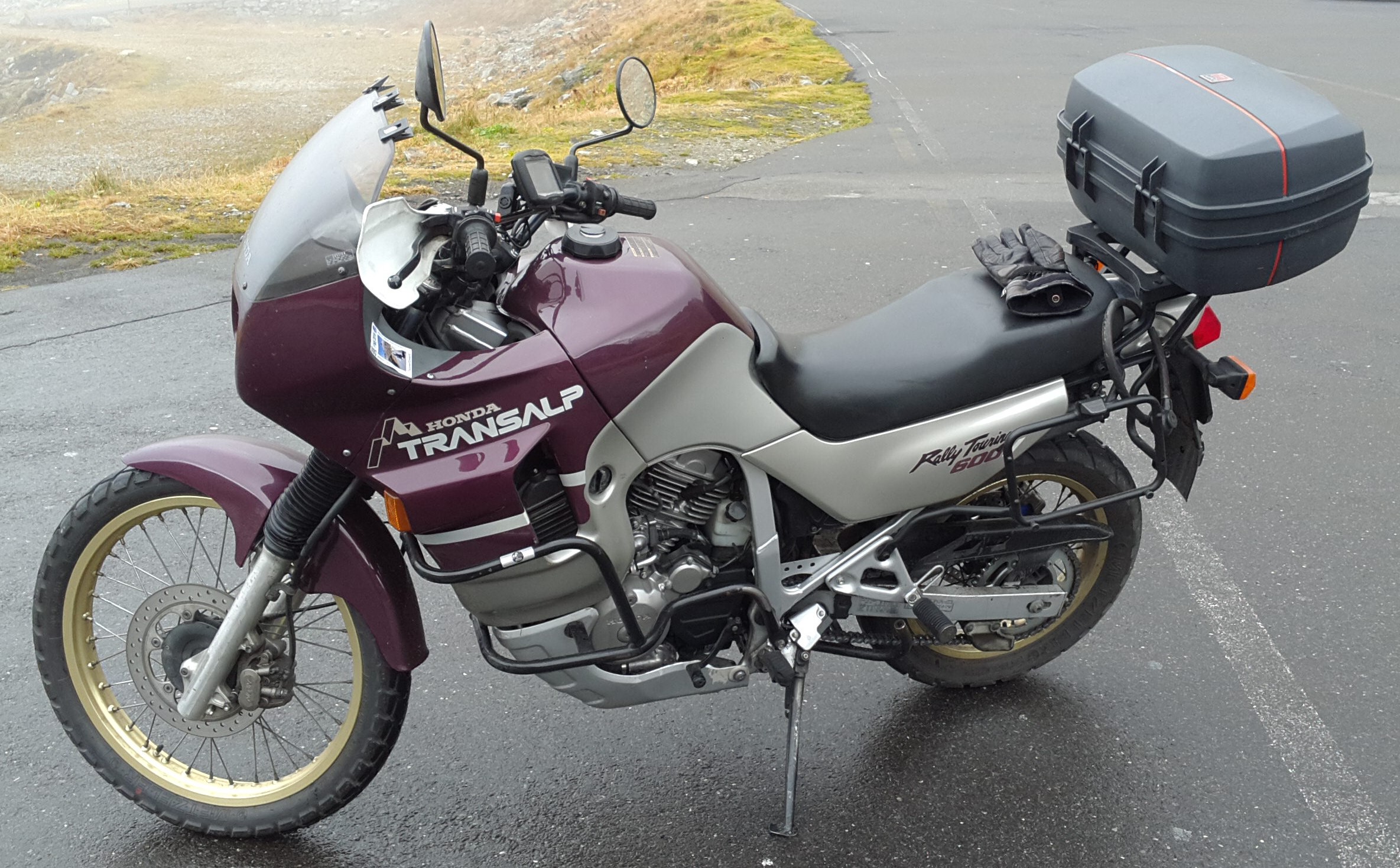 Das isch mi Begleiter uf mine Toure. &Auml;r isch, wie ig, es euters Semester,  u zuglich wi-n-e treue Fr&uuml;nd wo eim nie im Stich lat. Z&auml;me si mr sit meh aus 10 Jahr ungerw&auml;gs.
Si Tacho zeigt aktuell rundi 127'000 km 